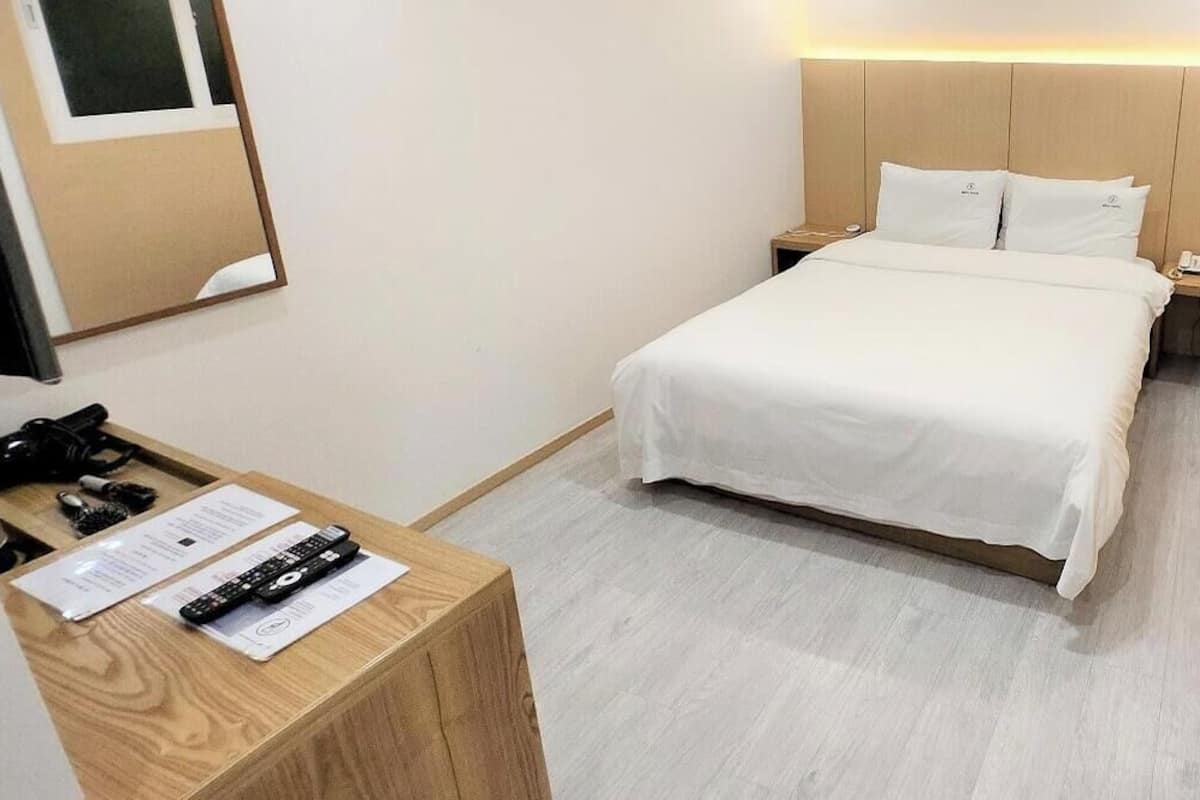 Small Deluxe Room - No Parking
