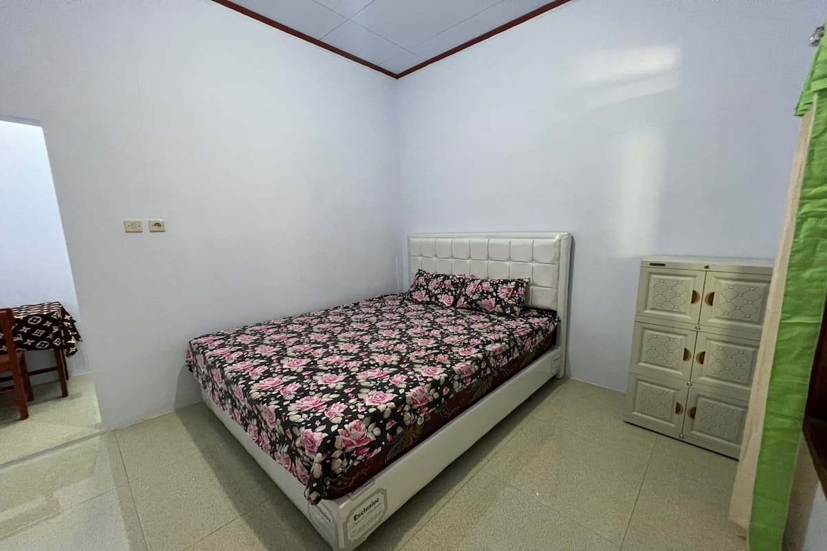 Double Room | Desk, free WiFi, bed sheets
