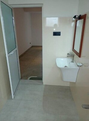 Shower, hair dryer, towels, soap - Spacious 3-BR Apartment at Hotel Kuma's (Weligama)