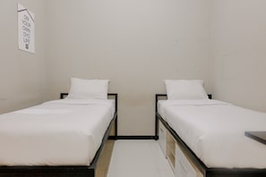 Standard Twin Room | Desk, free WiFi, bed sheets - OYO Life 2399 Gerbera House - Kos Putri (Malang)