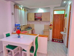 Departamento empresarial | Cocina privada | Refrigerador, microondas y utensilios de cocina 