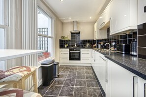 Apartment (1 Bedroom) | Private kitchen | Fridge, microwave, oven, dishwasher - Spacious Pimlico Apartment by Underthedoormat (London)