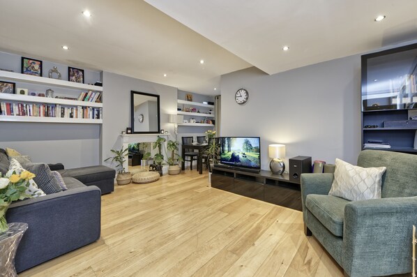 Apartment (1 Bedroom) | Living area