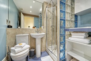 Apartment (1 Bedroom) | Bathroom | Towels - Spacious Pimlico Apartment by Underthedoormat (London)