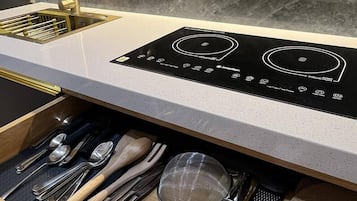 Een koelkast, een magnetron, een oven, een kookplaat