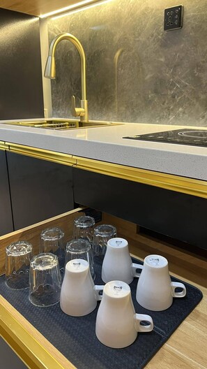 Kjøleskap, mikrobølgeovn, ovn og kokeplater