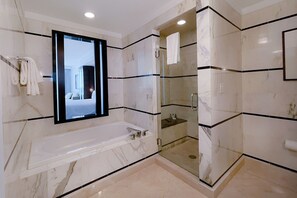 Junior Studio | Bathroom | Towels, soap, shampoo, toilet paper - FontaineBleau with Ocean plus Bay and City View (Miami Beach)