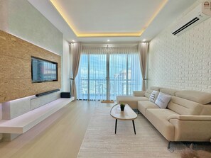 Leilighet – design, 1 soverom, ikke-røyk, byutsikt | Oppholdsområde | En 42-tommers smart-TV med kabel-kanaler samt Netflix