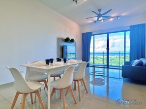 Comfort Apartment, Multiple Beds, Sea View | In-room dining