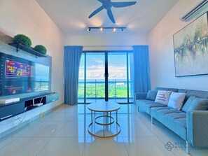 Căn hộ tiện nghi đơn giản, nhiều giường, quang cảnh biển | Khu phòng khách | Smart TV 42-inch có truyền hình cáp, Netflix, dịch vụ stream 