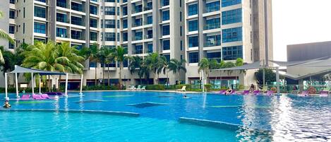 2 piscines extérieures