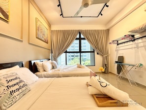 Apartament Comfort, 2 llits de matrimoni, vistes a la piscina | 2 dormitoris, planxa i posts de planxar, wifi gratuïta i roba de llit