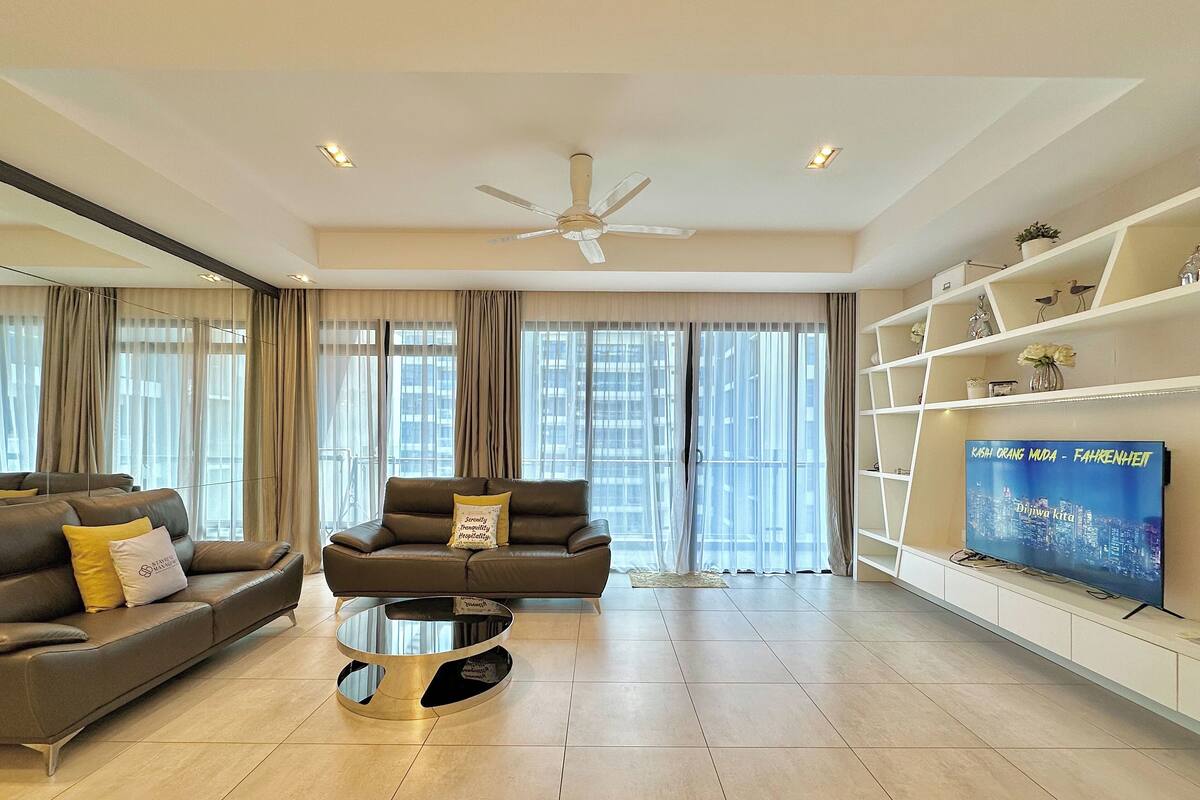 Una sala de estar moderna con un sofá, un sillón y una mesa de centro.