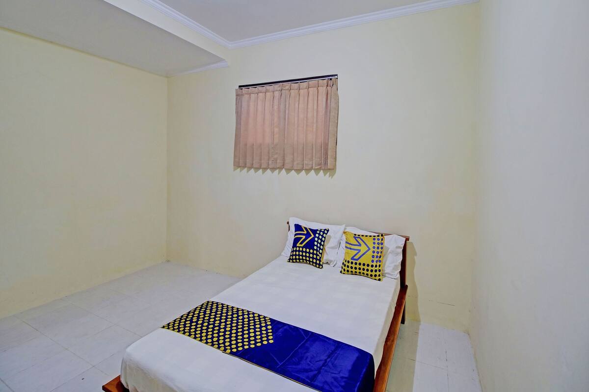 Standard Double Room | Laptop workspace, bed sheets