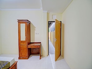 Quarto casal standard | Espaço de trabalho para notebook, roupa de cama