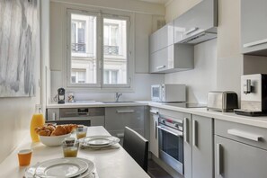 Réfrigérateur, micro-ondes, four, plaque de cuisson