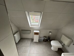 Ducha, secador de pelo, bidet, papel higiénico