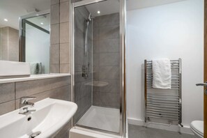 Basic Apartment | Bathroom | Hair dryer, towels, soap, shampoo