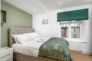 Basic Apartment | 3 bedrooms, iron/ironing board, cots/infant beds, bed sheets - Stunning 3BD Flat, Parking, Sleeps Six, Near Park (London)