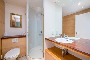 Apartamento básico | Baño | Secador de pelo, toallas, jabón y champú