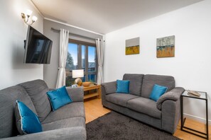 Apartamento básico | Área de estar | TV