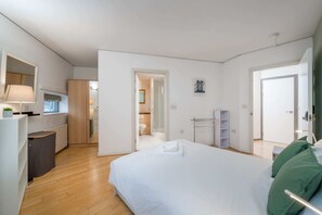Apartamento básico | 3 dormitorios y espacio para trabajar con un portátil