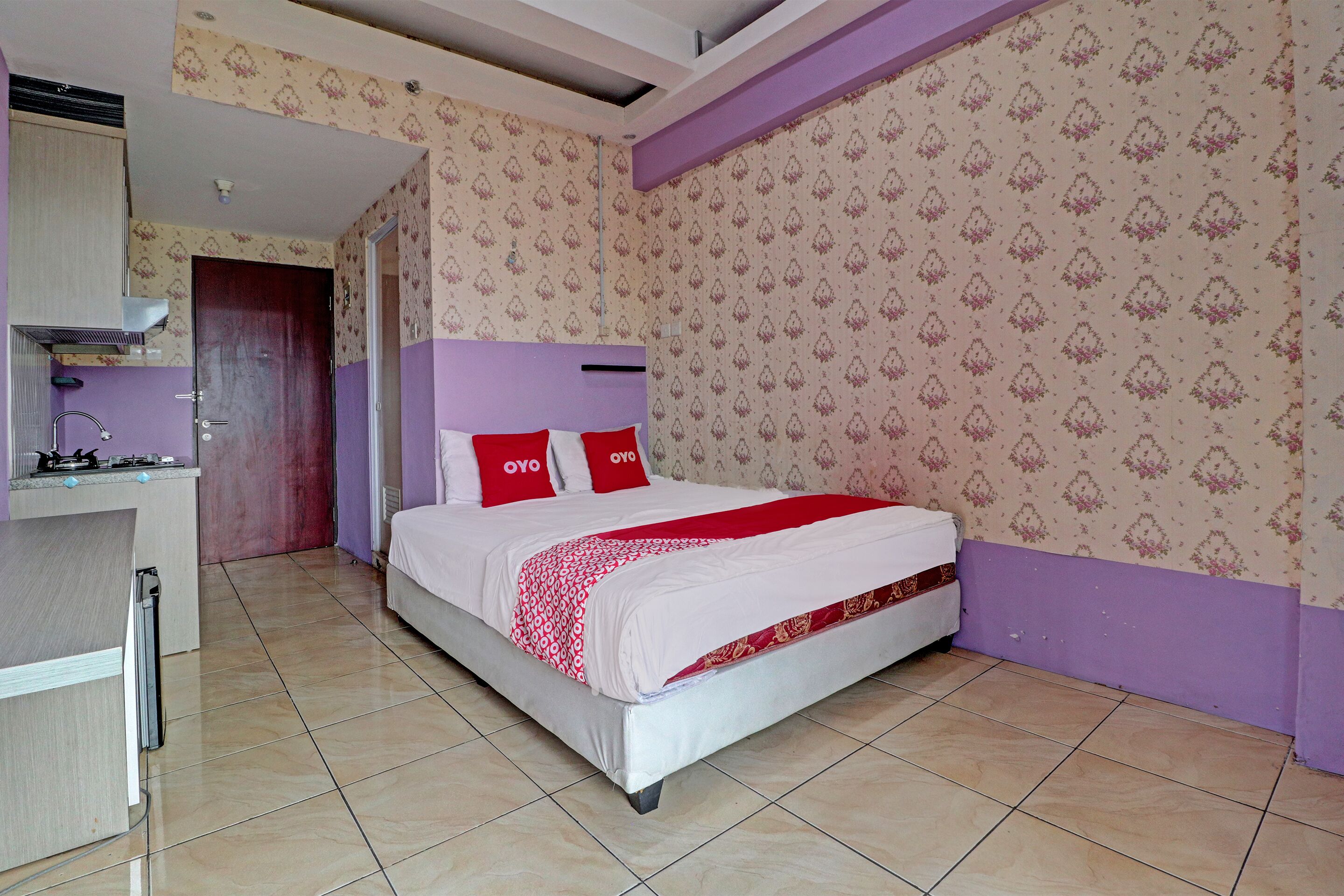 Un dormitorio con cama, escritorio y armario.