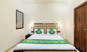 Muebles diferentes, escritorio y cortinas blackout 
