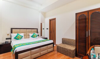 Muebles diferentes, escritorio y cortinas blackout 