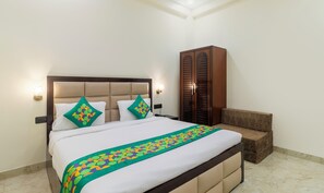Standard Room | Dilengkapkan perabot secara berasingan, meja, langsir/tirai gelap terus 