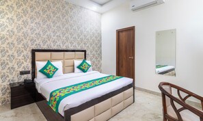 Standard Room | Dilengkapkan perabot secara berasingan, meja, langsir/tirai gelap terus 