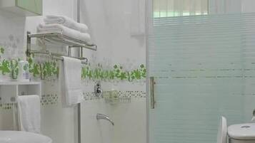 Appartamento Business | Bagno | Doccia, set di cortesia gratuito, bidet, asciugamani