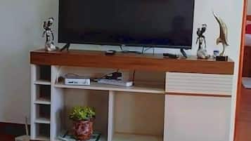 Business-Apartment | Wohnbereich | 24-Zoll-Smart-TV mit Digitalempfang