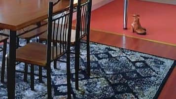 Departamento empresarial | Cocina privada | Refrigerador, microondas y utensilios de cocina