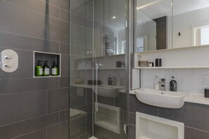 Basic-Apartment | Badezimmer | Haartrockner, Handtücher, Seife, Shampoo