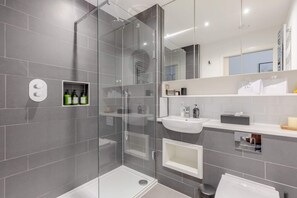 Apartemen Basic | Kamar mandi | Pengering rambut, handuk, sabun, dan sampo