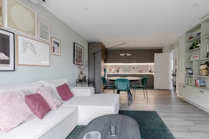 Living area - Elegant & Serene 2BD Flat W/roof Terrace Hoxton! (London)