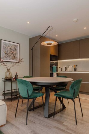 Basic Apartment | Dining - Elegant & Serene 2BD Flat W/roof Terrace Hoxton! (London)