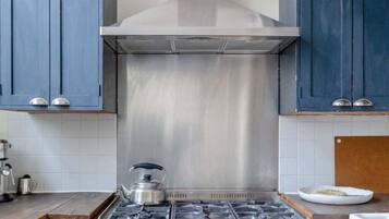 Eenvoudig appartement | Privékeuken | Een koelkast, een oven, een kookplaat, een vaatwasser