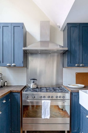Departamento básico | Cocina privada | Refrigerador, horno, parrilla de estufa y lavavajillas 