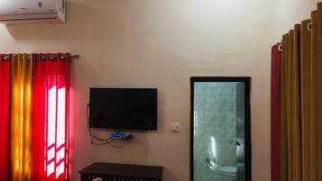 Classic Triple Room | Bathroom | Hydromassage showerhead, free toiletries, slippers, towels