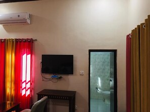 Classic Triple Room | Bathroom | Hydromassage showerhead, free toiletries, slippers, towels