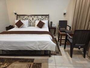 Premium bedding, individually decorated, individually furnished - Rose Cottage A Heritage Retreat (Abu Road)