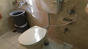 Classic Triple Room | Bathroom | Hydromassage showerhead, free toiletries, slippers, towels
