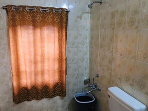 Classic Triple Room | Bathroom | Hydromassage showerhead, free toiletries, slippers, towels - Rose Cottage A Heritage Retreat (Abu Road)