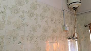 Classic Triple Room | Bathroom | Hydromassage showerhead, free toiletries, slippers, towels