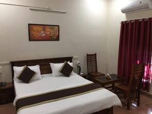 Premium bedding, individually decorated, individually furnished - Rose Cottage A Heritage Retreat (Abu Road)