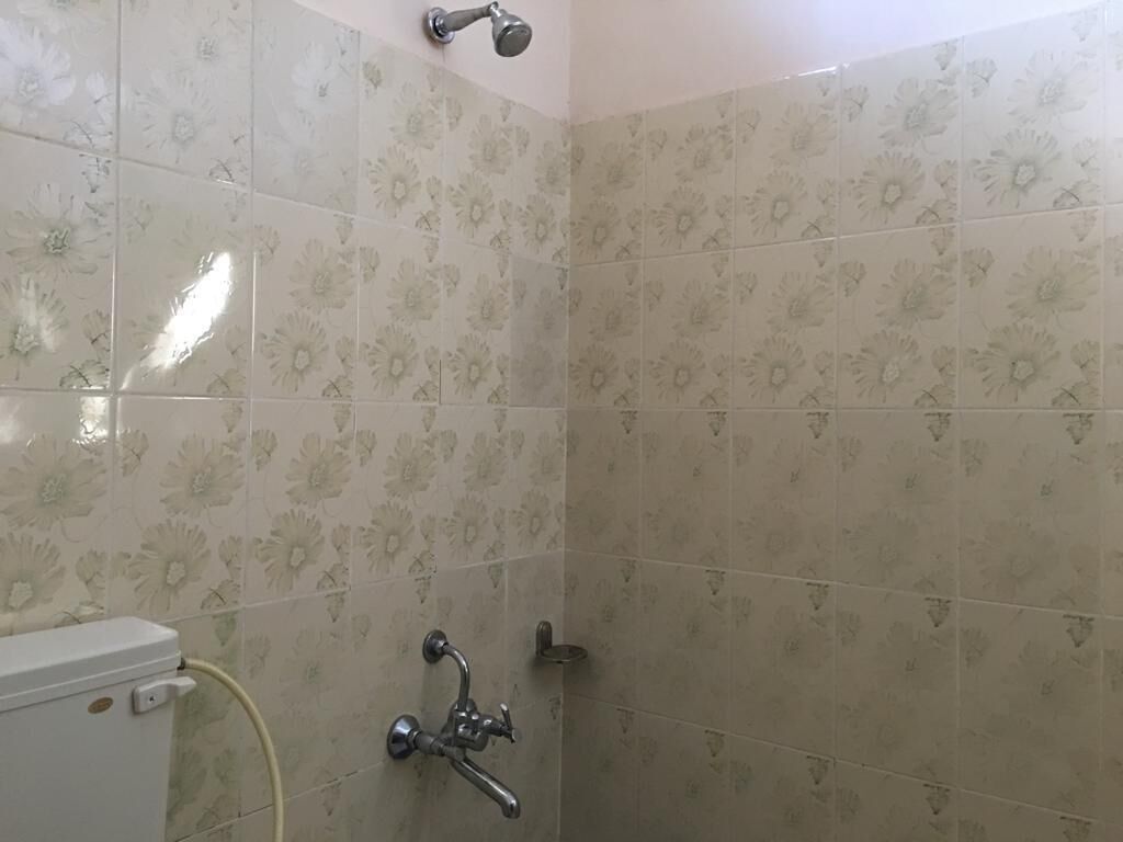 Superior tweepersoonskamer | Badkamer | Een hydromassagedouche, gratis toiletartikelen, pantoffels, handdoeken