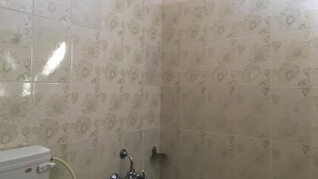 Superior tweepersoonskamer | Badkamer | Een hydromassagedouche, gratis toiletartikelen, pantoffels, handdoeken