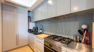 Basic Apartment | Private kitchen | Fridge, microwave, oven, stovetop